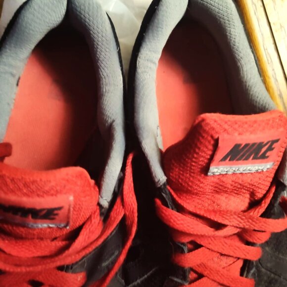 1999 Nike Revolution 2 Med Black White Red Training Running Shoes SHIPS FREE - Picture 2 of 8